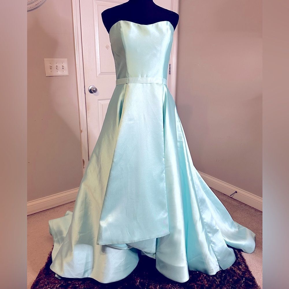 Elegant Strapless Tiffany Teal Gown